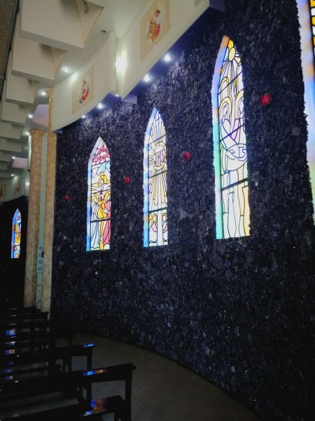 murs tapissés d'améthyste de la paroisse Saint-Gabriel à Ametista do Sul