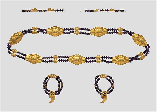 Une parure de cinq pièces (deux bracelets, deux bracelets de cheville et une ceinture) en perles d’améthystes et or de la princesse Sat-Hathor-Iounet